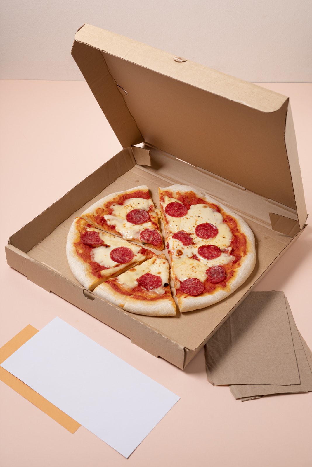 Set de delivery con caja de pizza